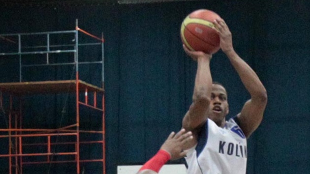 Zakončuje kolínský Smith, zabránit střele se snaží brněnský Holloway. Zakončuje kolínský Smith, zabránit střele se snaží brněnský Holloway.