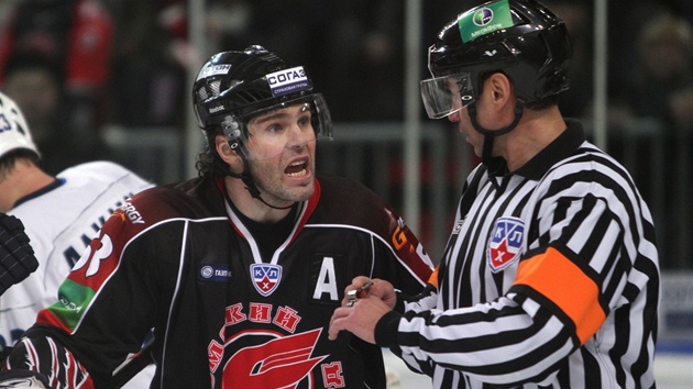 Jaromír Jágr si stěžuje u rozhodčího Jaromír Jágr si stěžuje u rozhodčího