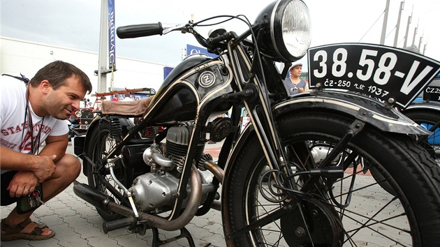 Sraz veterán ped teplickým obchodním centrem Olympia - motocykl Z, rok výroby 1937 