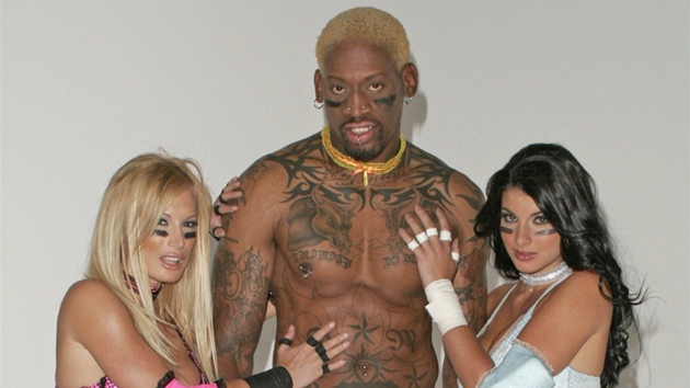 Basketbal měl Dennis Rodman jako psychoterapii, běsů ho to ale úplně nezbavilo. Jeho život byl plná agresivity, žen a skandálů. Basketbal měl Dennis Rodman jako psychoterapii, běsů ho to ale úplně nezbavilo. Jeho život byl plná agresivity, žen a skandálů.
