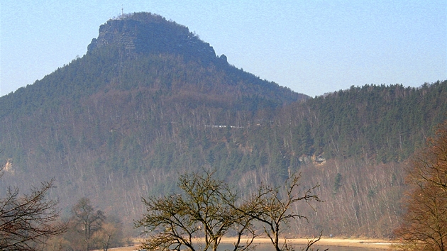 Z obce Prossen je nezamnitelná pyramida Liliensteinu opticky na dosah ruky.