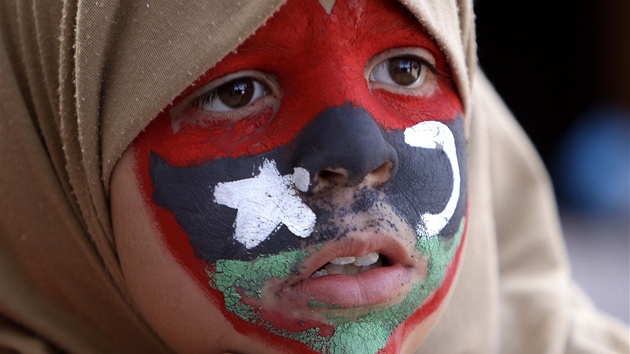 Mladá libyjská protestující v Benghází (1. bezna 2011)