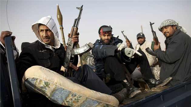 Libyjtí rebelové, kteí bojují proti reimu Muammara Kaddáfího, míí k ropnému mstu Ras Lanúf. (5. bezna 2011)