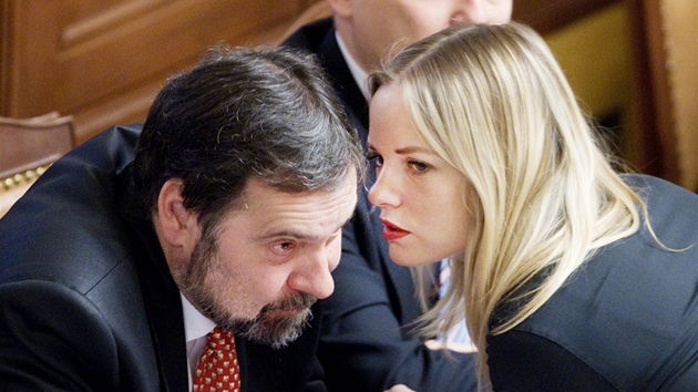Kateřina Klasnová hovoří s Radkem Johnem v Poslanecké sněmovně. Kateřina Klasnová hovoří s Radkem Johnem v Poslanecké sněmovně.