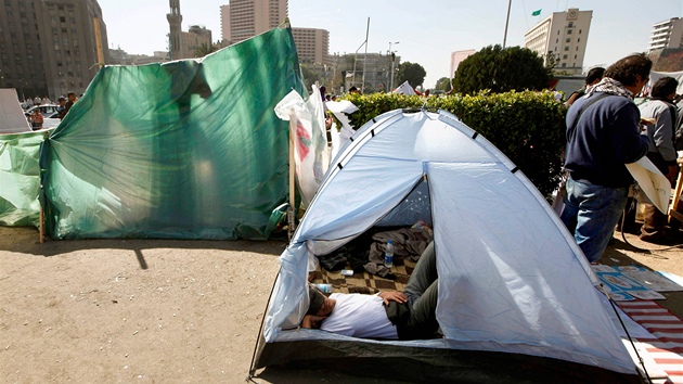 Na káhirském námstí Tahrír stanují stovky protestujících. (2. bezna 2011)