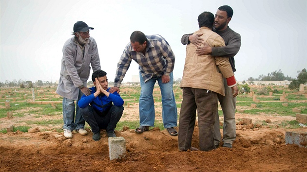 Pozstalí zastelených demonstrant v  libyjském Benghází. (6. bezna 2011)