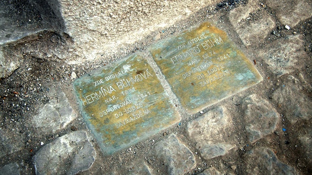 Pamtní kameny, pipomínající obti holokaustu - manele Böhmovy, ped domem v praské Kaprov ulici.