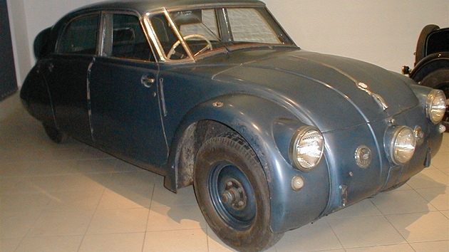Oslavenkyně Tatra 77 ve sbírce kopřivnického muzea. Oslavenkyně Tatra 77 ve sbírce kopřivnického muzea.