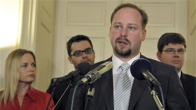 Poslanci, kteří vyjednávají o přímé volbě prezidenta, řeší také omezení jeho imunity. Poslanci, kteří vyjednávají o přímé volbě prezidenta, řeší také omezení jeho imunity.