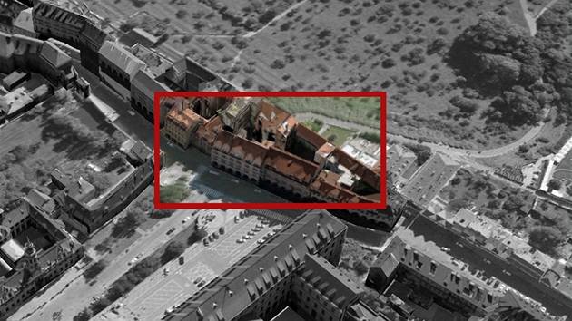 Letecký snímek s vyznaeným domem U Drahomýina sloupu