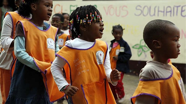 Krátké tanení pedstavení ve kolce v Yaoundé. 