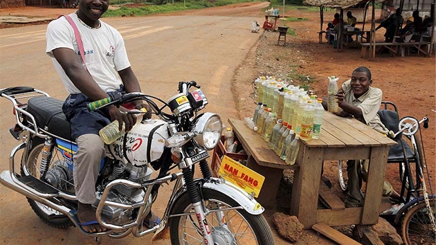 Cestou z hlavního msta do vesnice Malén V na severním okraji prales Dja. Nejen na venkov, ale i ve mstech se palivo do motocykl prodává v lahvích od limonád. 