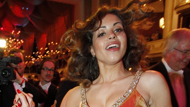 Ruby Rubacuoriová taní na plese ve vídeské opee
