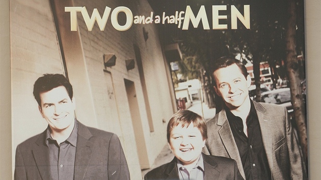 Billboard k seriálu Dva a pl chlapa na budov studia Warner Bros. 