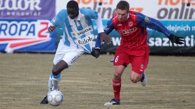 V SOUBOJI. Boleslavský fotbalista Alexandre Mendy se petlauje s brnnským Zdekem Folprechtem. 