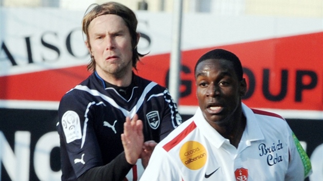 Jaroslav Plašil v dresu Bordeaux (vlevo) v zápase francouzské ligy proti Brestu. Jaroslav Plašil v dresu Bordeaux (vlevo) v zápase francouzské ligy proti Brestu.