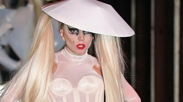 Lady Gaga jako modelka na Paris Eashion Week Lady Gaga jako modelka na Paris Eashion Week