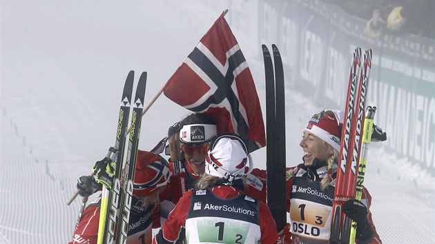 Norské bkyn na lyích slaví triumf ve tafet.