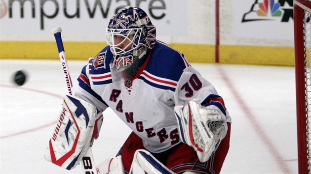 Branká New Yorku Rangers Henrik Lundqvist zasahuje. 
