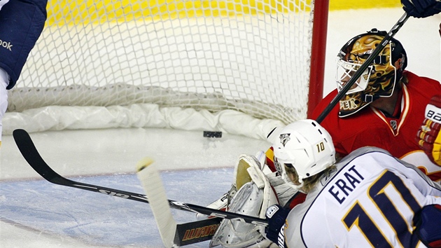 Martin Erat z Nashvillu v pádu sleduje puk v brance Calgary. 