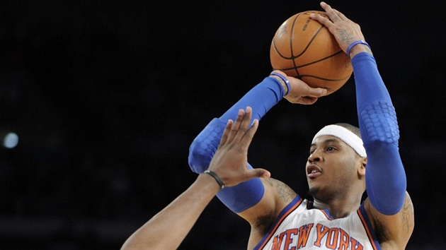 Carmelo Anthony z New Yorku Knicks střílí v utkání proti Utahu. Carmelo Anthony z New Yorku Knicks střílí v utkání proti Utahu.