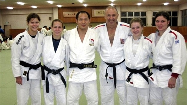 ŽENSKÁ REPREZENTACE. Vpravo Alena Eiglová, vedle ní Tereza Patočková a trenér Zdeněk Kasík, úplně vlevo Monika Neužilová a Lucie Chytrá. ŽENSKÁ REPREZENTACE. Vpravo Alena Eiglová, vedle ní Tereza Patočková a trenér Zdeněk Kasík, úplně vlevo Monika Neužilová a Lucie Chytrá.
