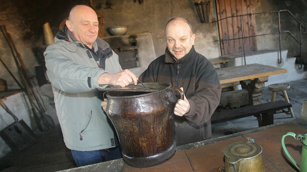Petr Stupka a kastelán Václav Bis (vlevo) si prohlíejí ernou kuchyni jindichohradeckého zámku. 
