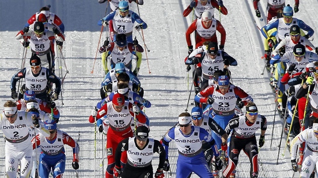 Start závodu na 50 km na MS v Oslu. Start závodu na 50 km na MS v Oslu.