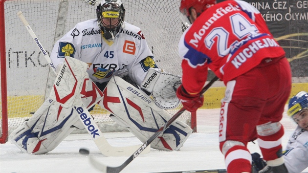 NA ZEMI. Hokejisté Zlína ztrácí ve tvrtfinálové sérii s Pardubicemi 0:3 opt to vypadá, e jim zstane postup zapovzen.