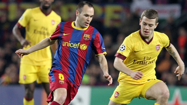 Andres Iniesta (vlevo) z Barcelony se snaí uniknout Jacku Wilsherovi z Arsenalu.