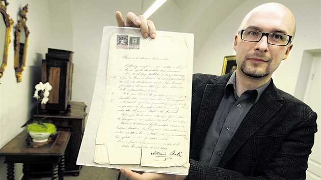 Ředitel archivu David Valůšek ukazuje originál zakládající listiny firmy Baťa. Ředitel archivu David Valůšek ukazuje originál zakládající listiny firmy Baťa.