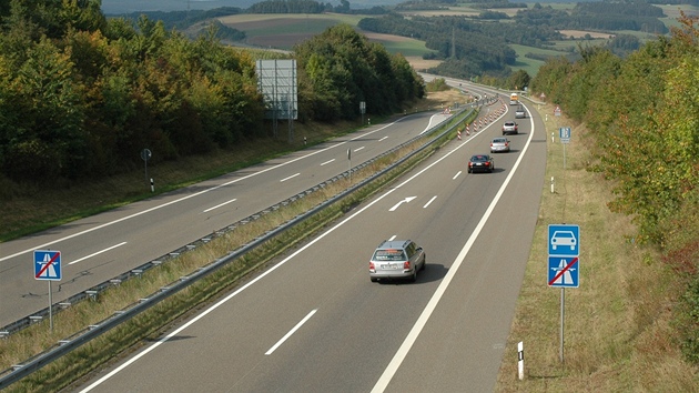 Rychlostní silnice R6 z Prahy do Karlových Var.