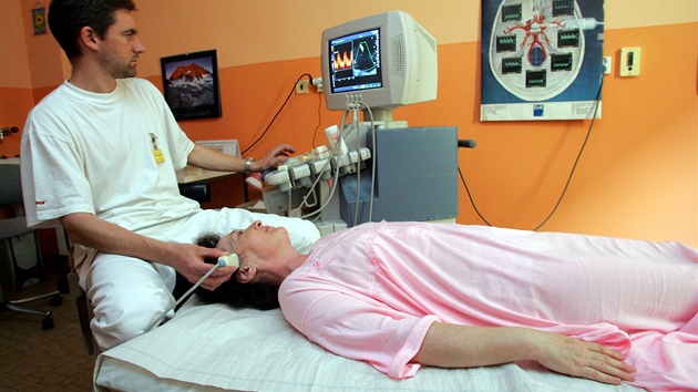 Vedoucí lékař iktového centra v Sokolově Aleš Novák provádí sonografické vyšetření mozkových tepen, Vedoucí lékař iktového centra v Sokolově Aleš Novák provádí sonografické vyšetření mozkových tepen,