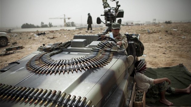 Povstalci steí své pozice s technikou, kterou zabavili Kaddáfího armád (4. bezna 2010)