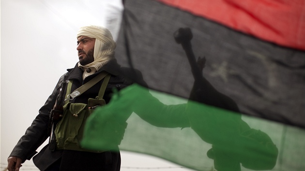 Povstalec za libyjskou vlajskou poblí bojit u ropného terminálu Ras Lanúf (4. bezna 2011)