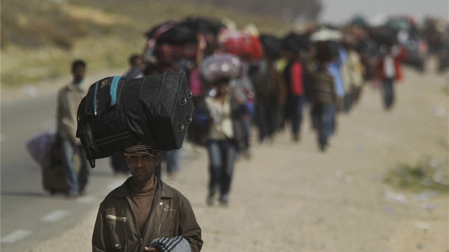 Z Libye prchají tisíce lidí pedevím do Tuniska a Egypta