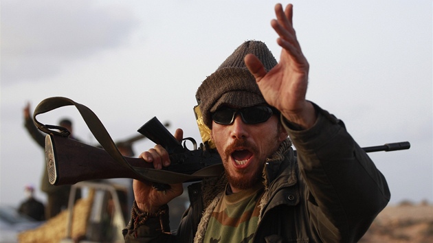 Jeden z povstalc, kteí na východ Libye dobývají jedno msto za druhým (6. bezna 2011)