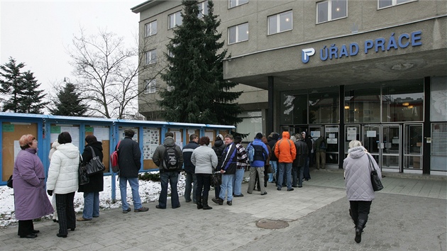 Fronta ped olomouckým úadem práce.