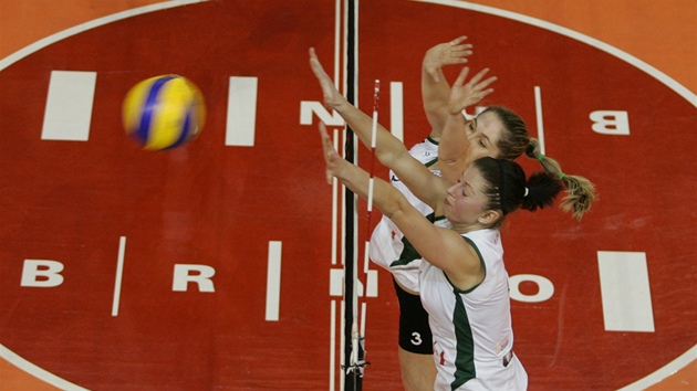 Sandra Onderková (v pozadí) a Martina Útlá (vpravo) z Brna blokují v duelu s Igtisadi Baku.