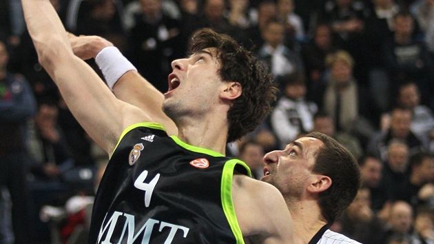 Ante Tomič (vlevo) z Realu Madrid a Raško Katič z Partizanu Bělehrad. Ante Tomič (vlevo) z Realu Madrid a Raško Katič z Partizanu Bělehrad.