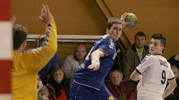 Zdeněk Čadra (v modrém) z Hranic střílí na branku karvinského Lubomíra Drápala. Zdeněk Čadra (v modrém) z Hranic střílí na branku karvinského Lubomíra Drápala.