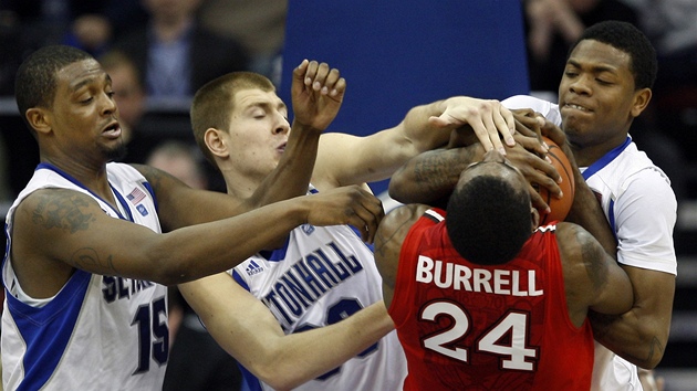 Patrik Auda (druhý zleva) ze Seton Hall v duelu s niverzitou St. John's.