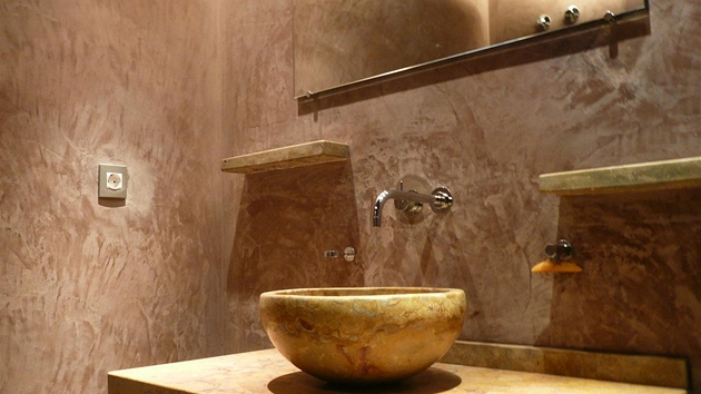 Mexický interiér: koupeln v rustikálním stylu vévodí zemité odstíny