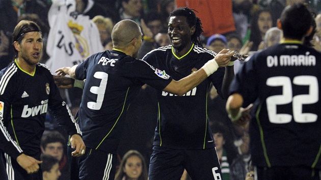GRATUKUJU! Pepé z Realu (3) Madrid blahopeje spoluhrái Adebayorovi ke vstelené brance do sít Santanderu.