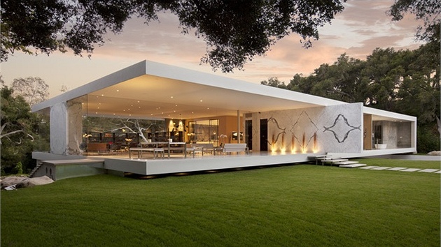 Vila v kalifornském Montecitu je tém celá ze skla. Autor se nechal inspirovat stavbami svého oblíbence Ludwiga Miese van der Rohe.