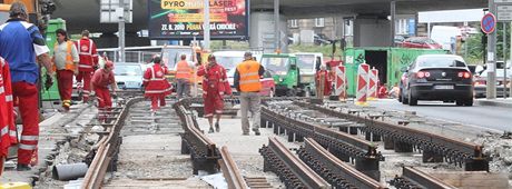Oprava kolejí potrvá pedbn a do konce srpna letoního roku. (Ilustraní snímek)