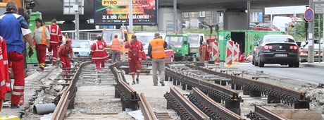 Dlníci na oprav tramvajové trati do Hostivae stále nepracují. (Ilustraní snímek)