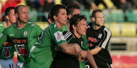 OPORA. Nkdejí fotbalista olomoucké Sigmy Michal Ková (v tmavém s íslem 2) patí k oporám 1. HFK Olomouc.