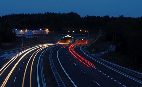 Tunel Panenská na dálnici D8 v Kruných horách.