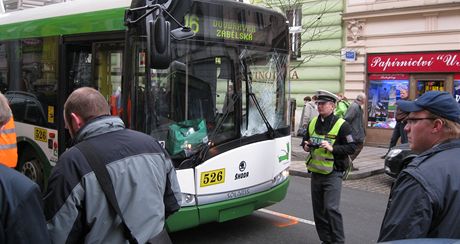 Policisté vyetují nehodu na Americké tíd v Plzni, kde trolejbus srazil chodce